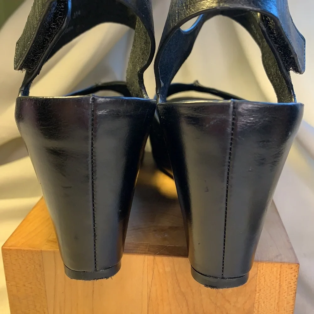 Johnston & Murphy almost NEW leather wedge peeptoe